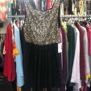 Issi sz medium black & gold lady’s short formal dress